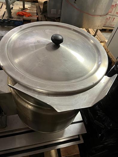 Used CLEVELAND RANGE "TWIN" 48 QT + 48 QT ELECTRIC SOUP STEAM KETTLE STATION ON STAINLESS STEEL STAND ! #900, #901.