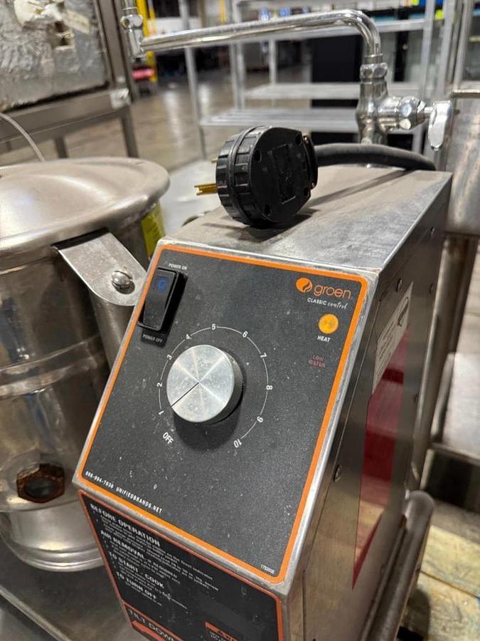 Used GROEN #TBBC-20C, 20 QT, 208V-3PH ELECTRIC, CRANK WHEEL TILTING STEAM KETTLE ON S/S STAND w/ PULL OUT DRAIN DRAWER.