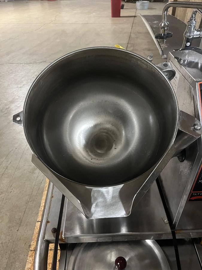 Used GROEN #TBBC-20C, 20 QT, 208V-3PH ELECTRIC, CRANK WHEEL TILTING STEAM KETTLE ON S/S STAND w/ PULL OUT DRAIN DRAWER.