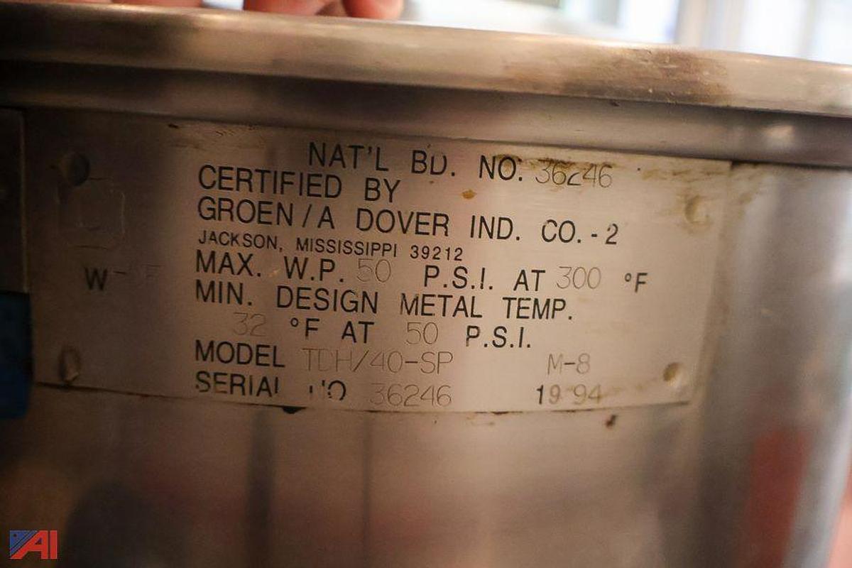 Used Share GROEN TDH/40-SP, 40 QT, NAT. GAS STEAM KETTLE ON STAINLESS STEEL SUPPORT DRAIN STAND (#1106)