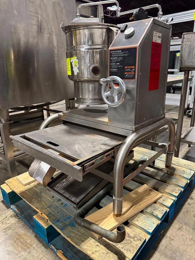 Used GROEN #TBBC-20C, 20 QT, 208V-3PH ELECTRIC, CRANK WHEEL TILTING STEAM KETTLE ON S/S STAND w/ PULL OUT DRAIN DRAWER.