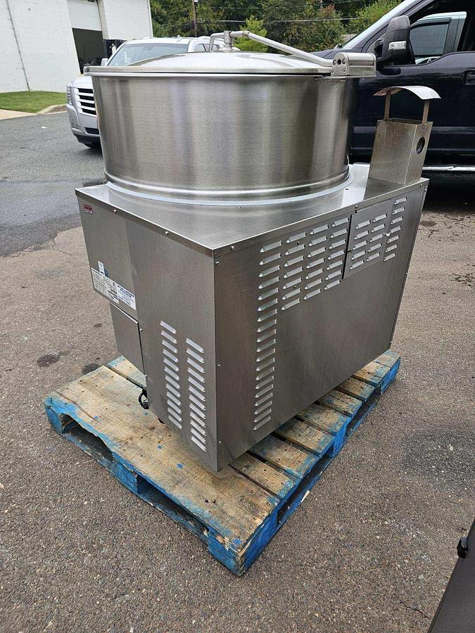 Used WORLD FAMOUS CLEVELAND RANGE #KGL-80, 80 GAL. STATIONARY, NAT. GAS SELF CONTAINED STEAM KETTLE w/ 3" TANGENT DRAW OFF VALVE !