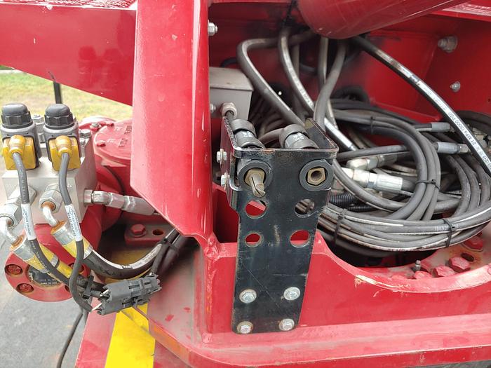 Used Elliott L55R Sign Crane on 2019 International 4300 Reg Cab Flatbed Truck - M97257