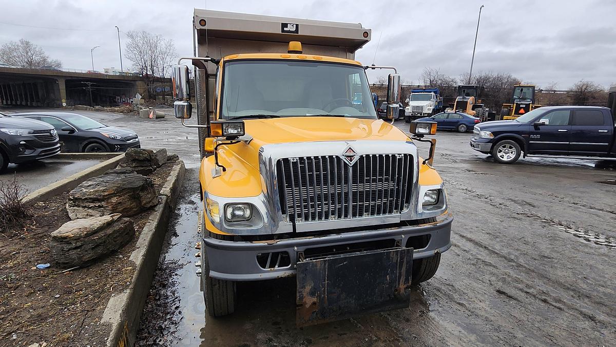 Used 2002 International 7400