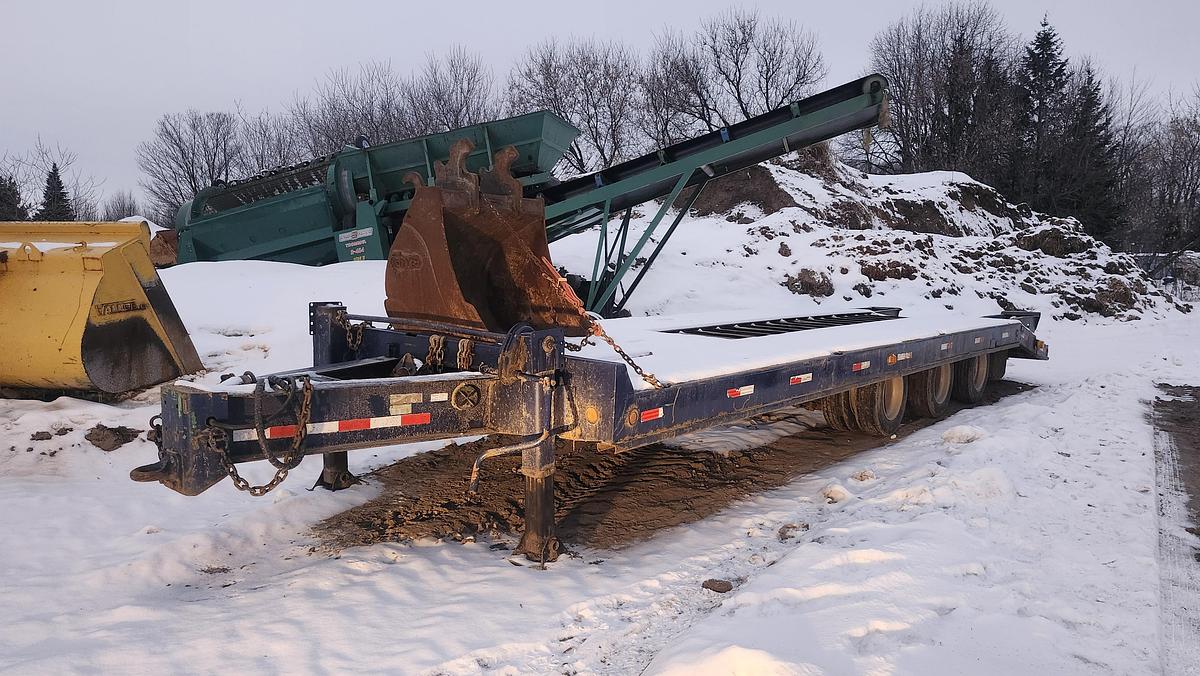 Used 2004 Landoll 3 axles / 24 + 5 feet