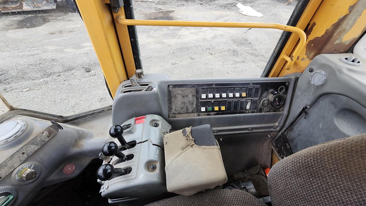 Used 2001 Volvo L90D
