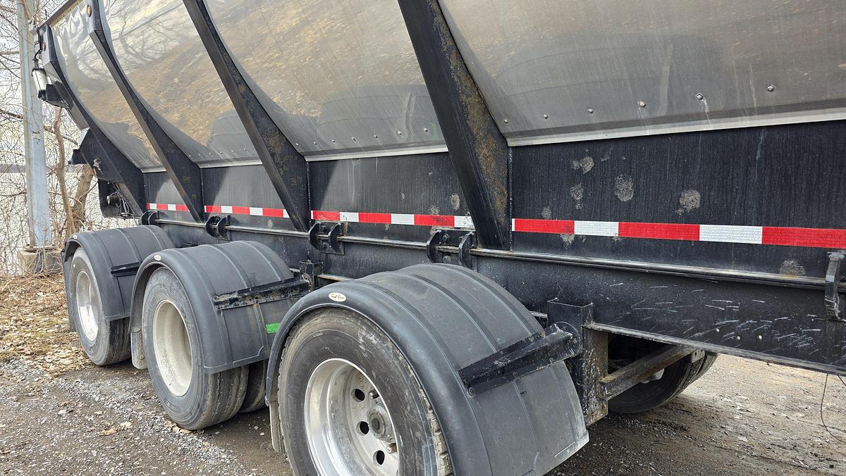 Used 2020 Trout River 4 axles Live Bottom