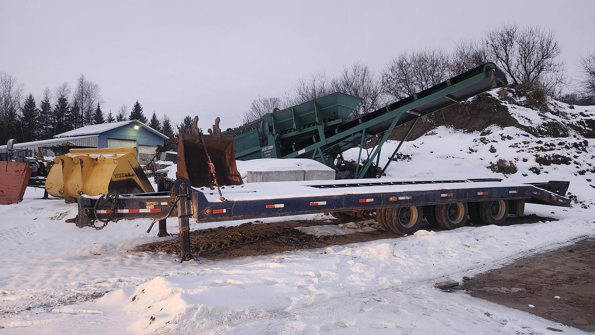 Used 2004 Landoll 3 axles / 24 + 5 feet