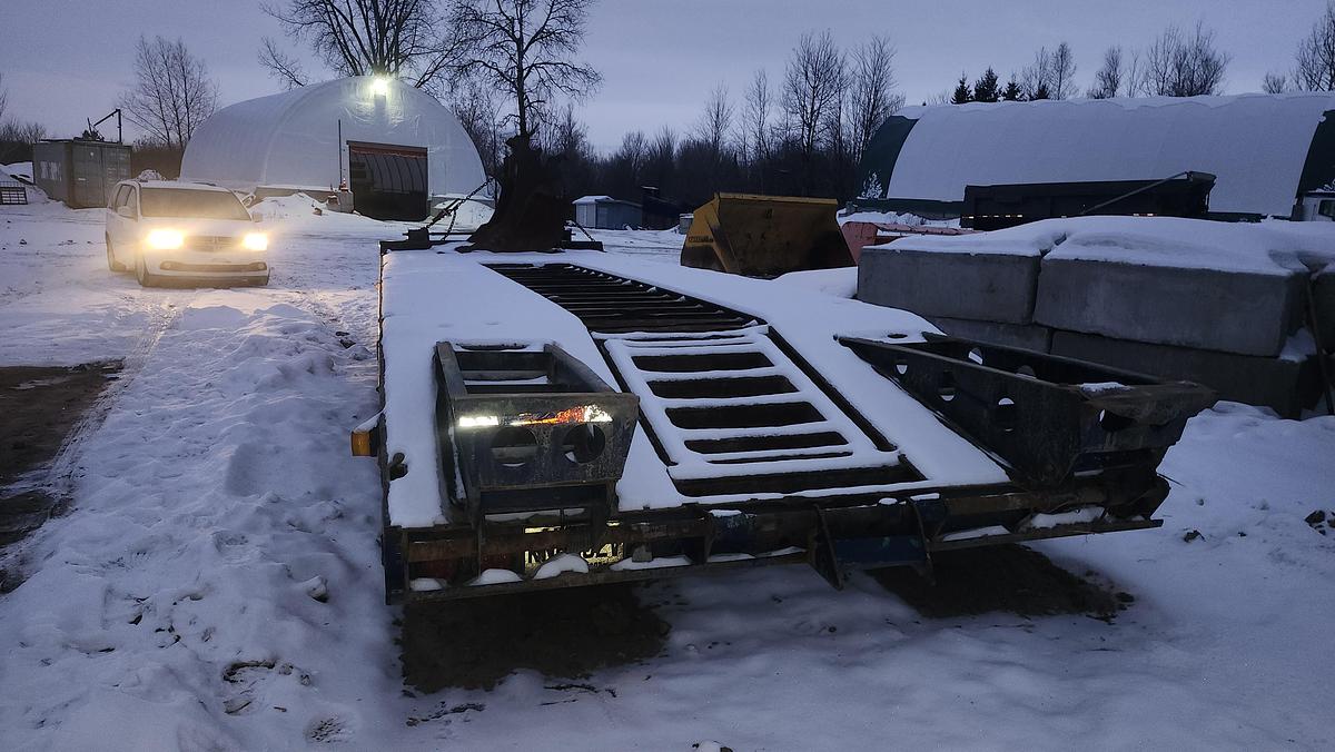 Used 2004 Landoll 3 axles / 24 + 5 feet