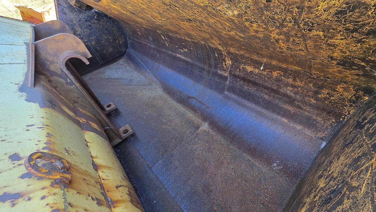 Used 132 inch Caterpillar Bucket