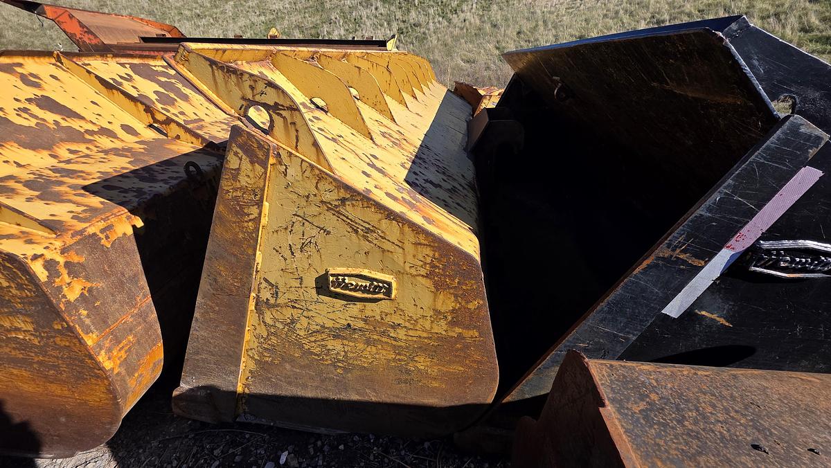 Used 132 inch Caterpillar Bucket