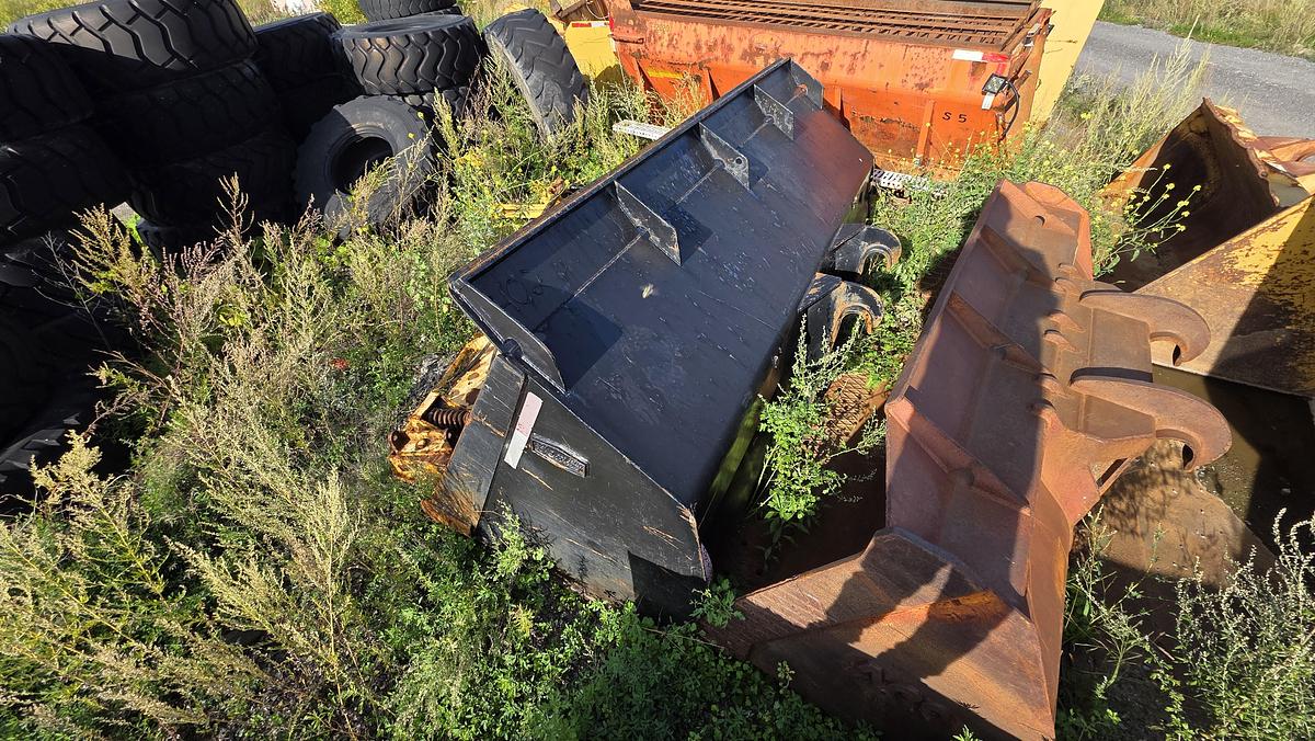 Used 132 inch Caterpillar Bucket