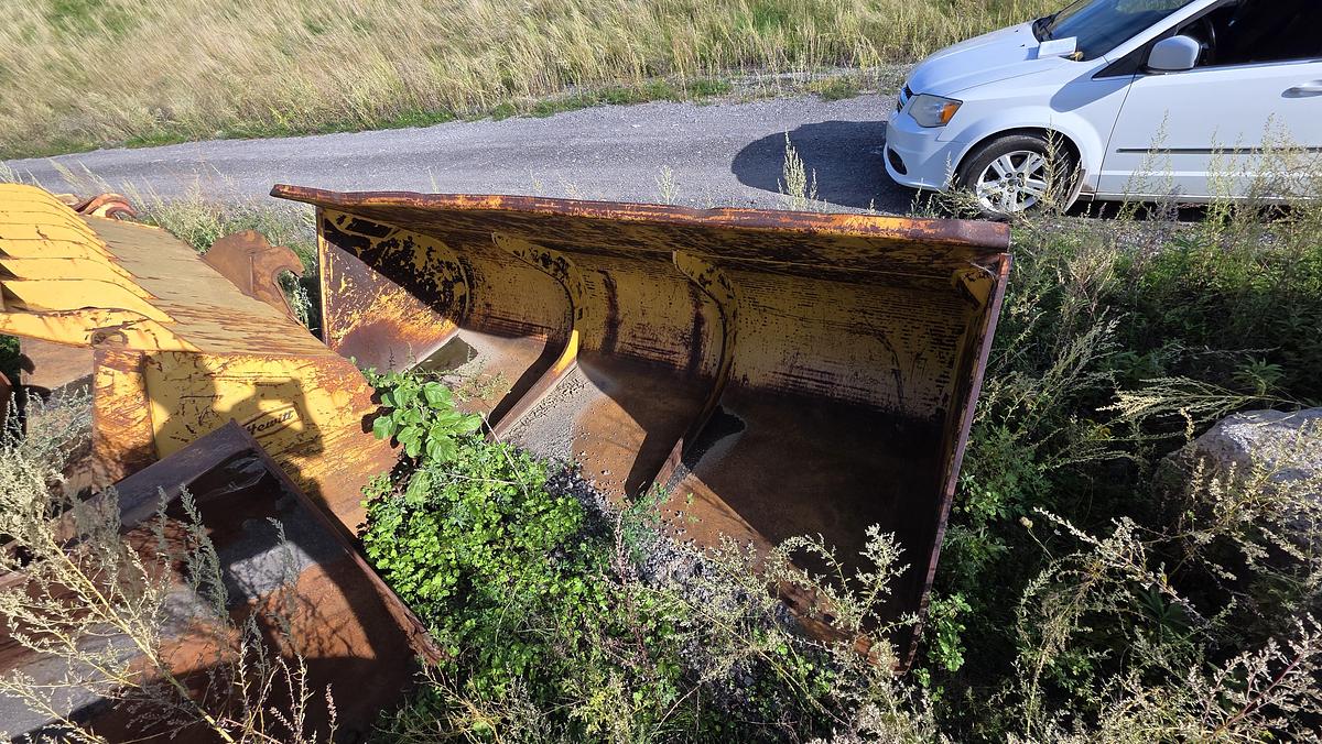 Used 132 inch Caterpillar Bucket