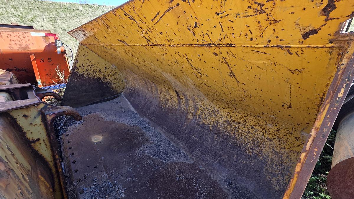 Used 132 inch Caterpillar Bucket