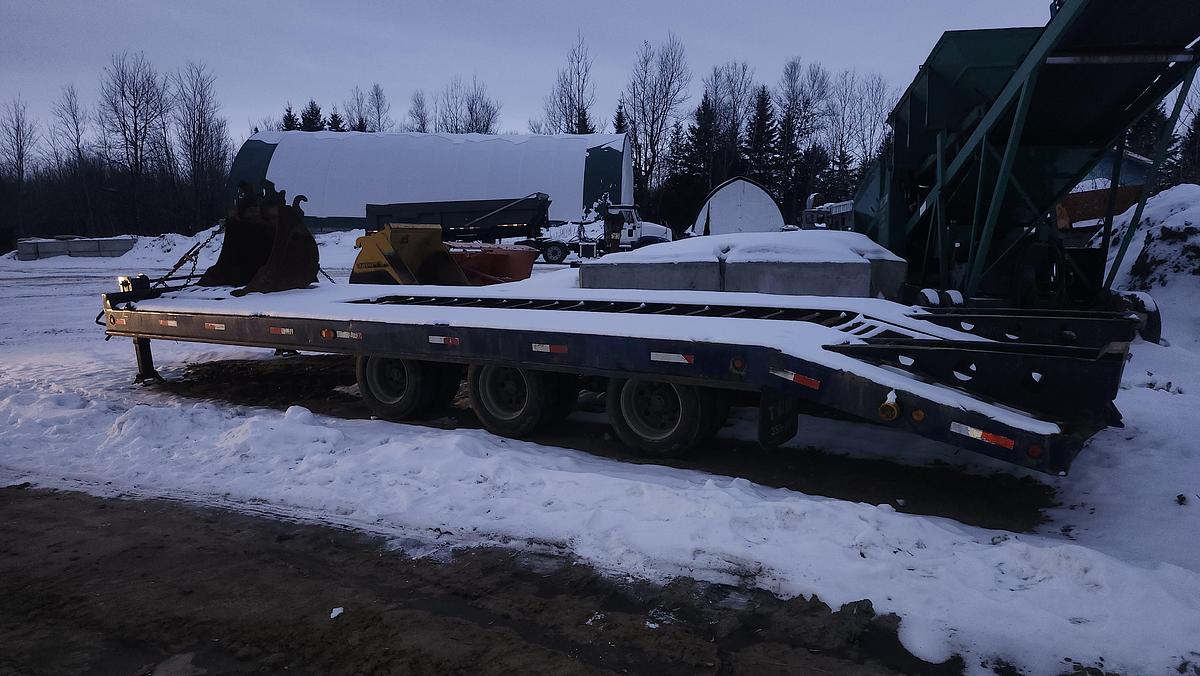 Used 2004 Landoll 3 axles / 24 + 5 feet