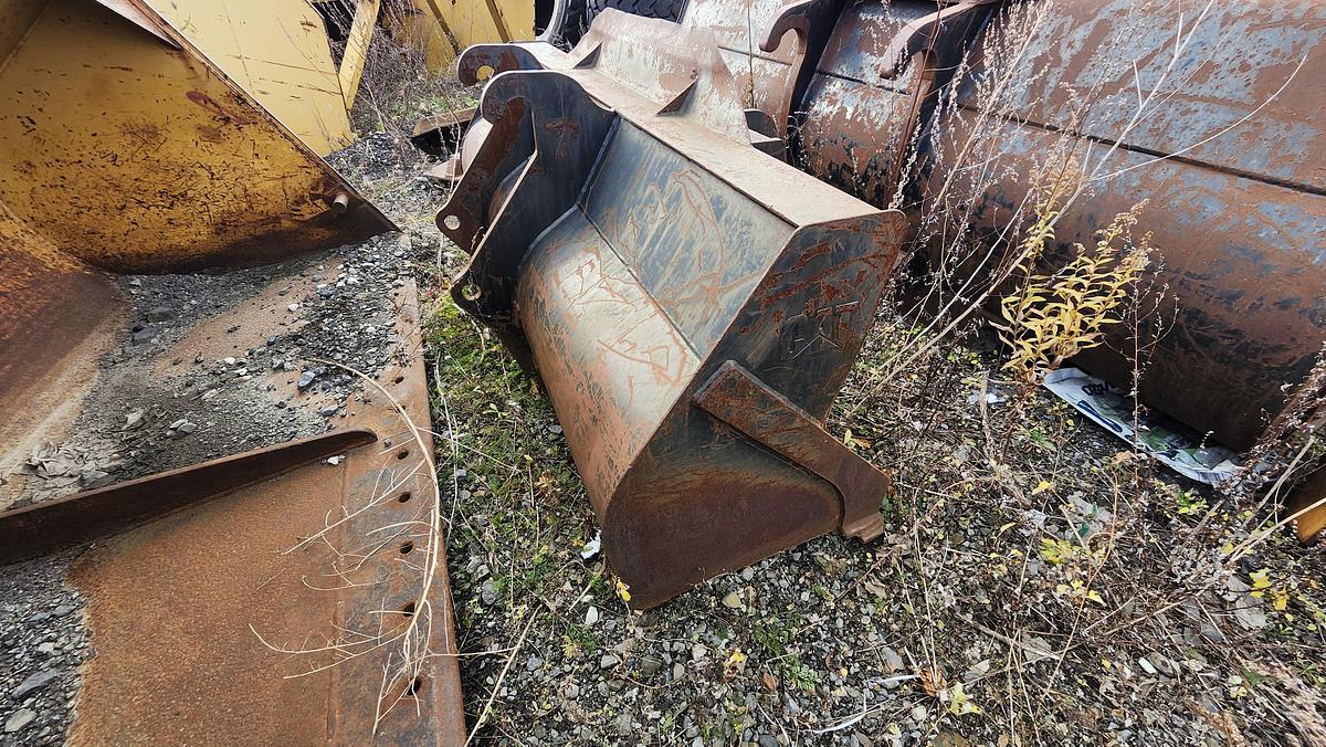 Used Caterpillar 92″ Bucket