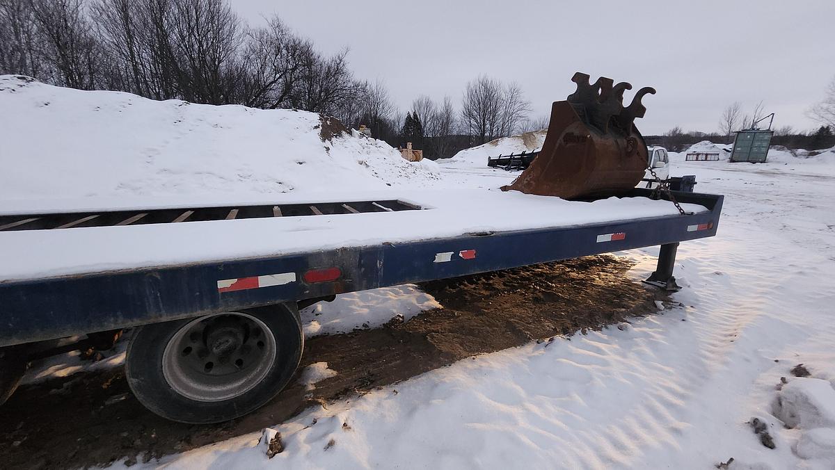 Used 2004 Landoll 3 axles / 24 + 5 feet