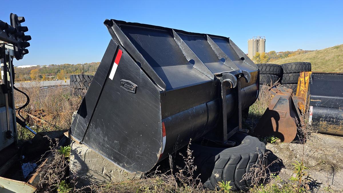 Used 132 inch Caterpillar Bucket
