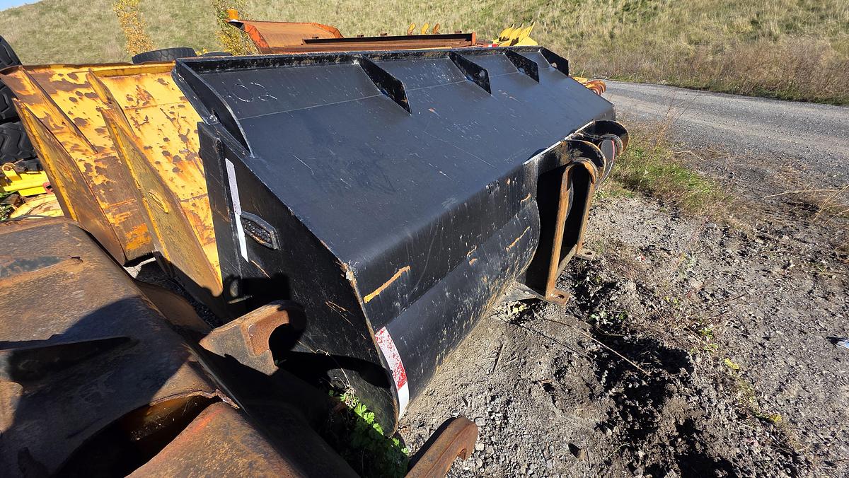 Used 132 inch Caterpillar Bucket