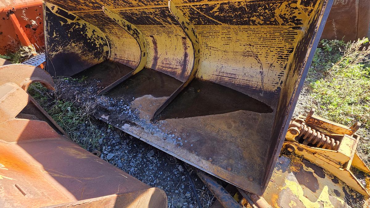 Used 132 inch Caterpillar Bucket