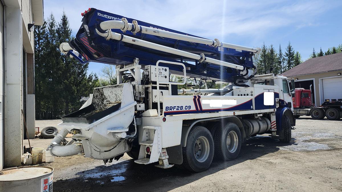 Used 1996 Putzmeister 28m on 2001 Volvo