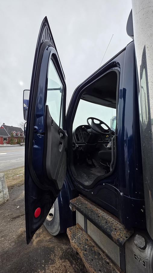 Used 2016 Freightliner Cube 22 feet