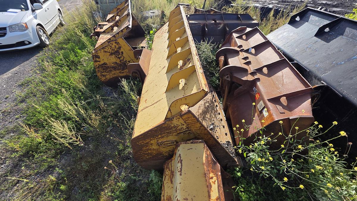 Used 132 inch Caterpillar Bucket