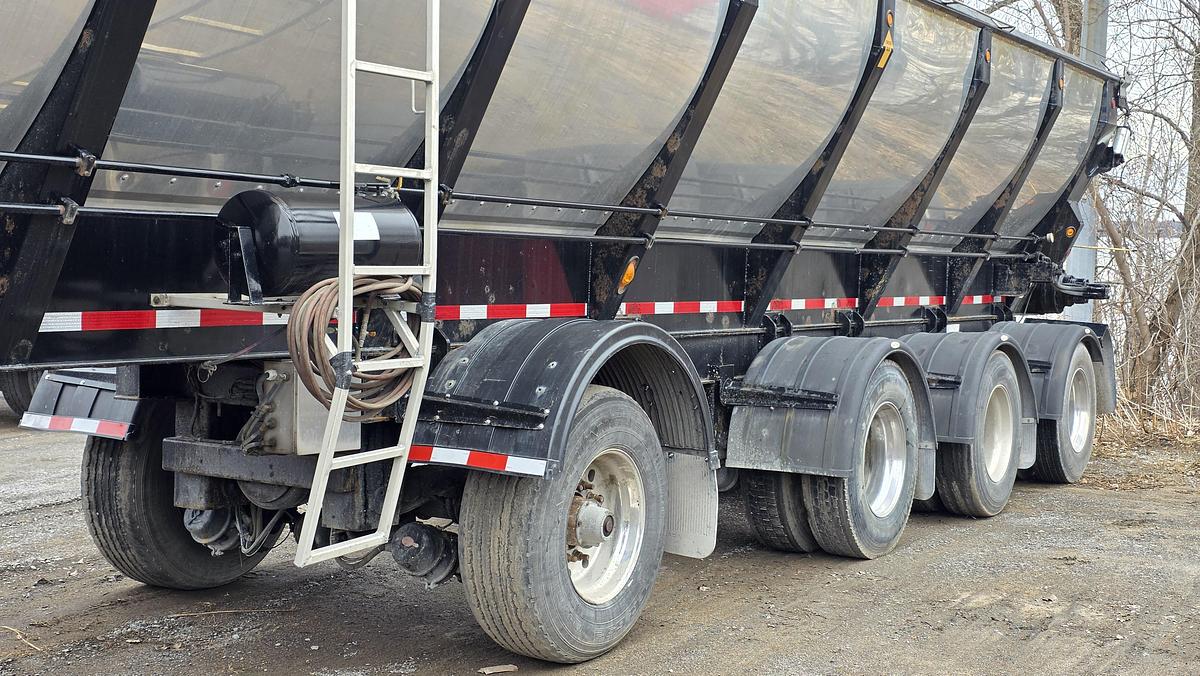 Used 2020 Trout River 4 axles Live Bottom