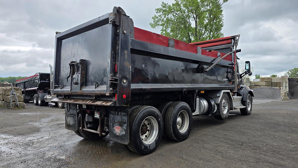 Used 2015 Peterbilt Tri axle