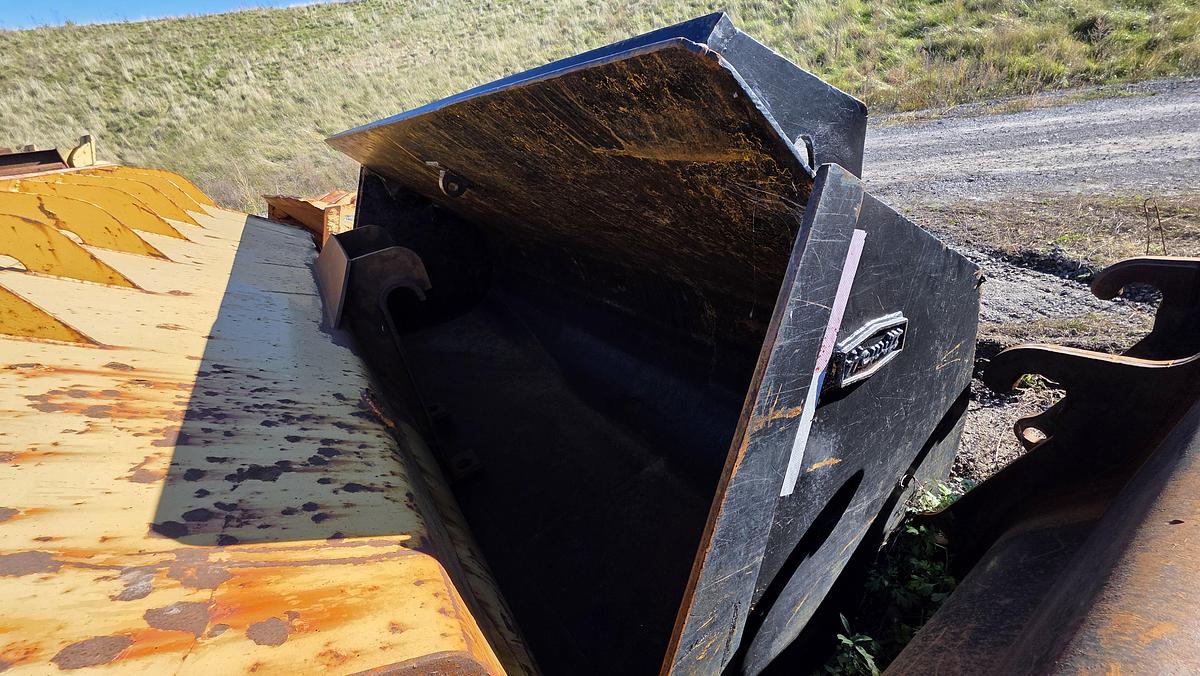 Used 132 inch Caterpillar Bucket