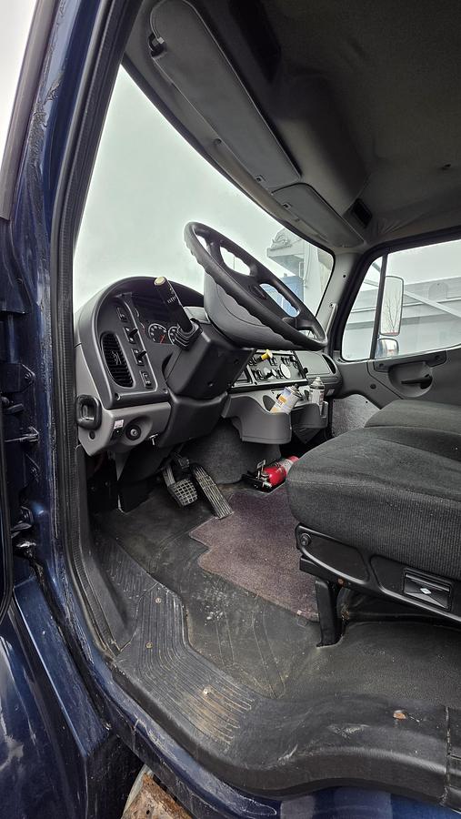 Used 2016 Freightliner Cube 22 feet
