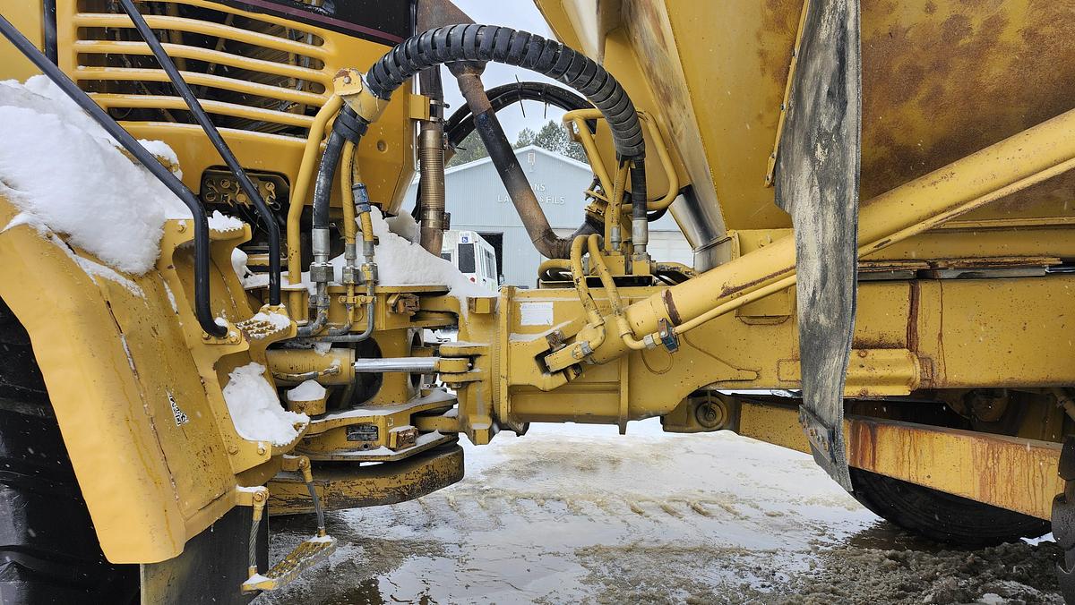 Used 2001 Caterpillar 735