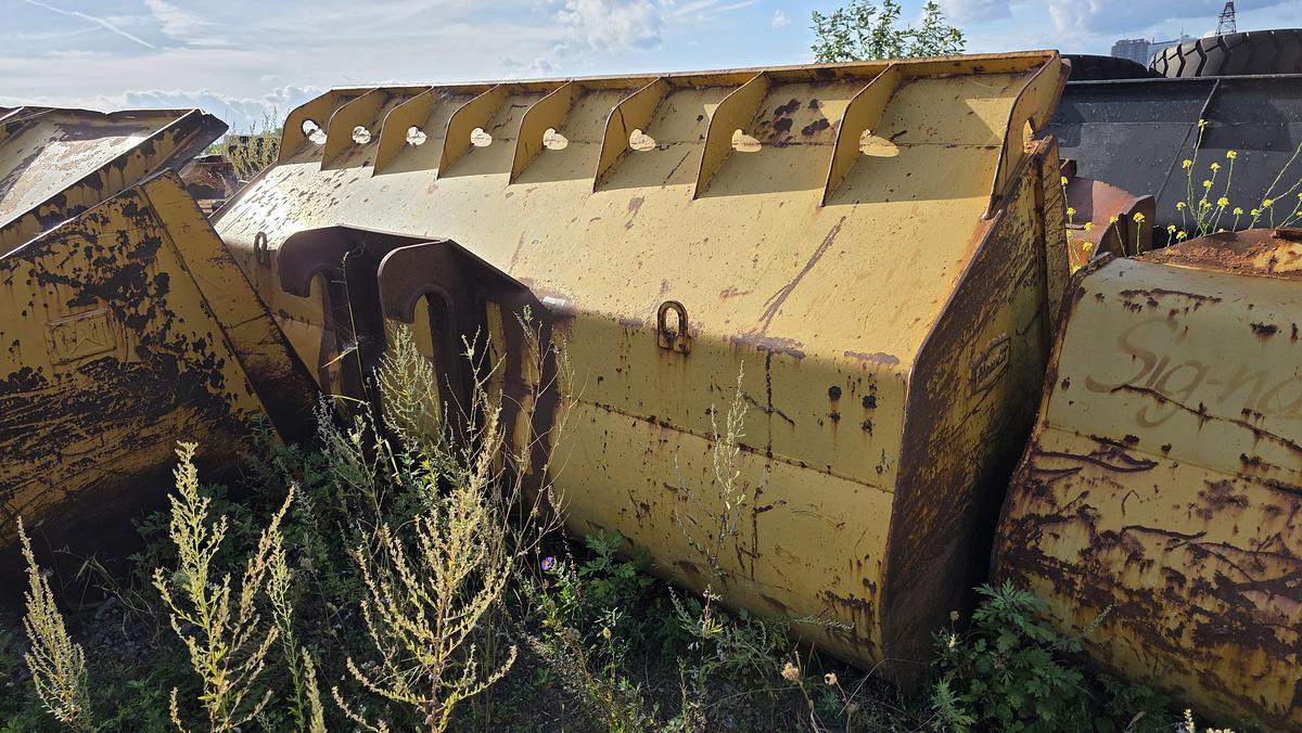 Used 132 inch Caterpillar Bucket