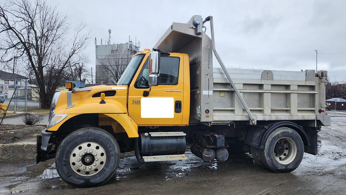 Used 2002 International 7400