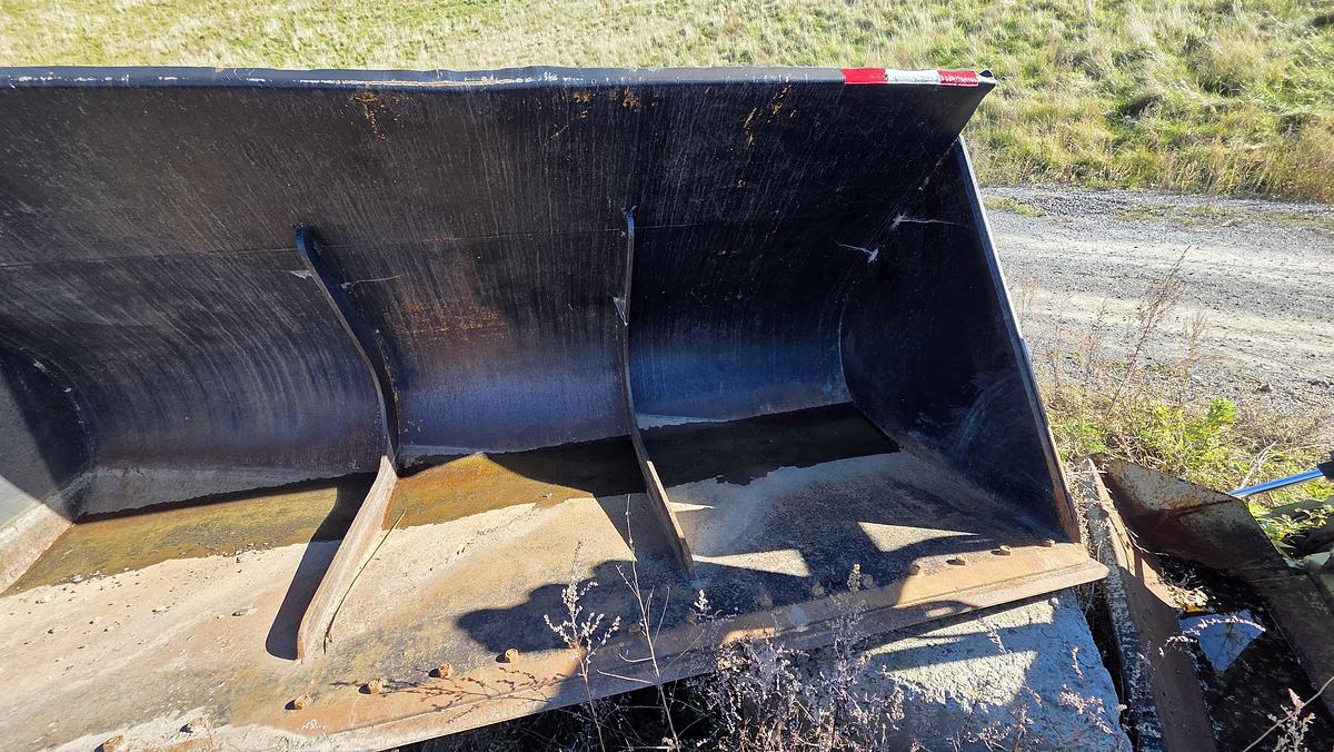 Used 132 inch Caterpillar Bucket