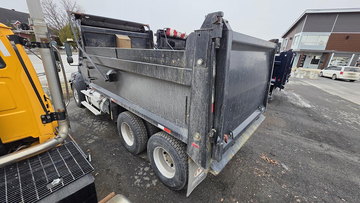 Used 2017 Freightliner SD114