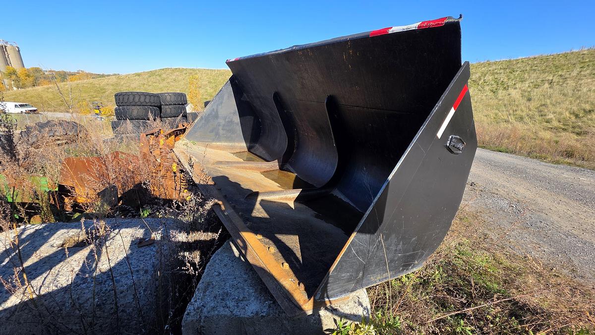 Used 132 inch Caterpillar Bucket