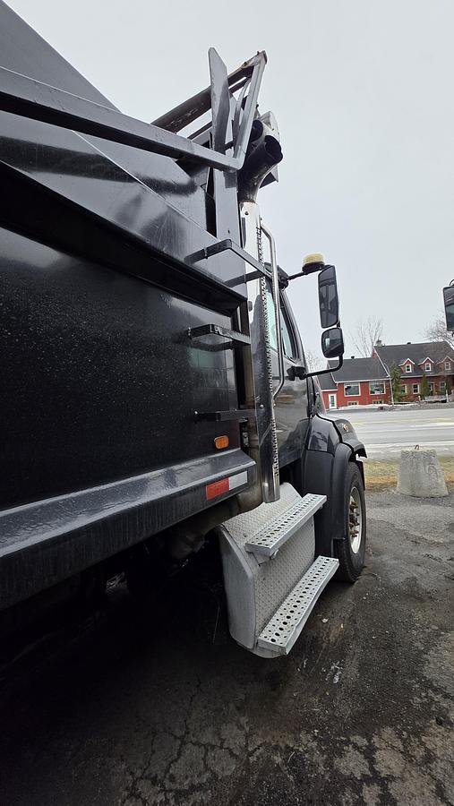 Used 2017 Freightliner SD114