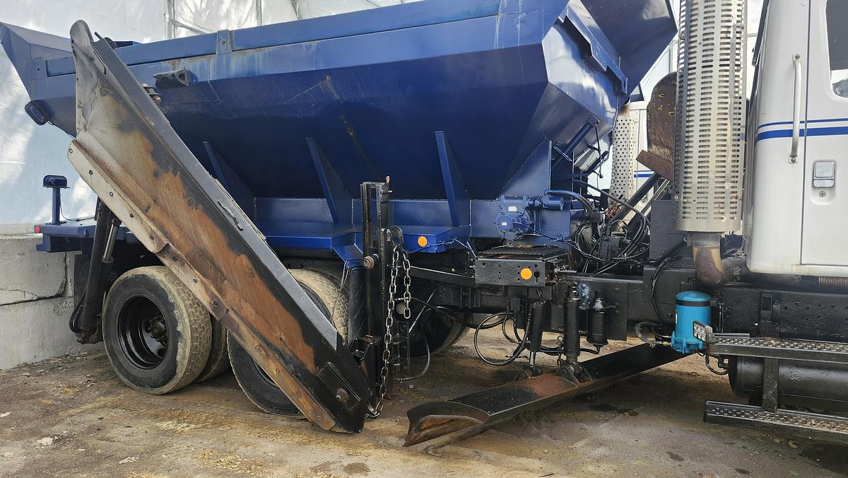 Used 2002 International 2674