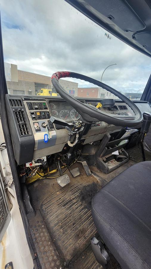 Used 2003 Freightliner FL112