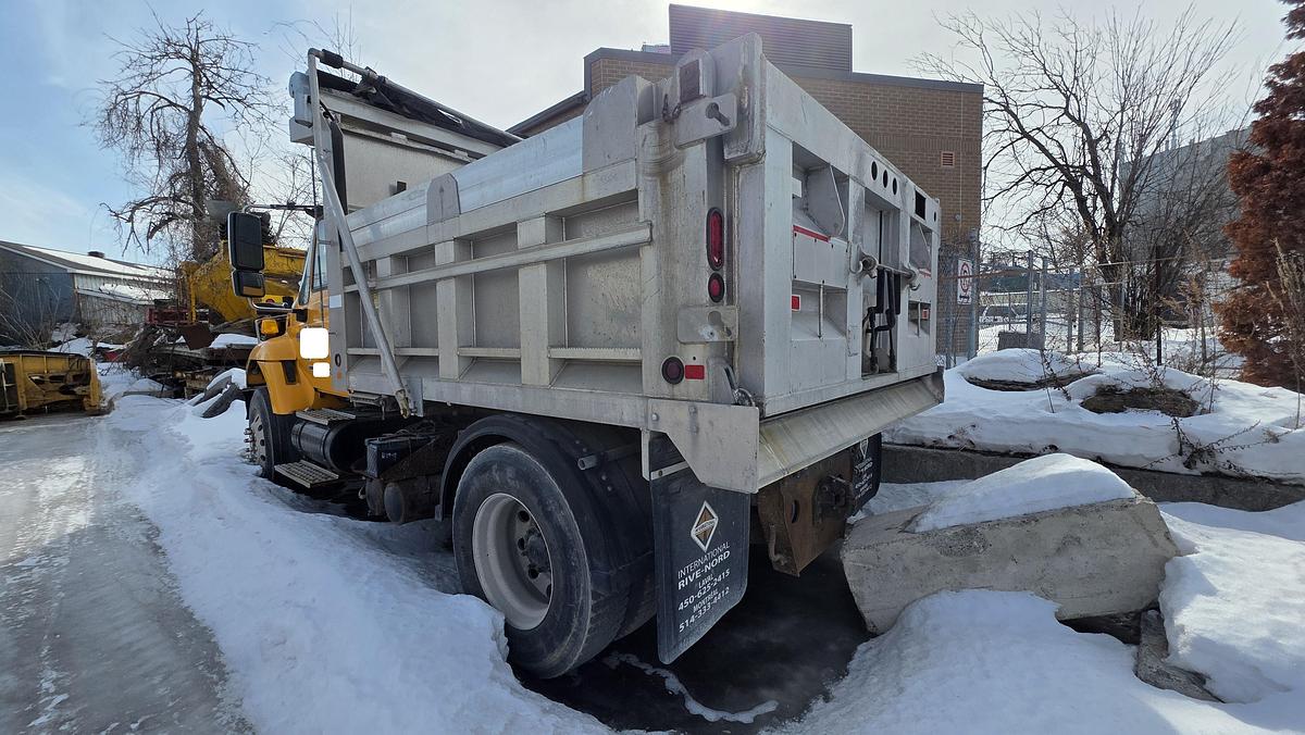 Used 2002 International 7400