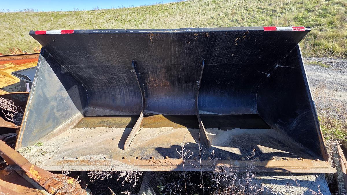 Used 132 inch Caterpillar Bucket
