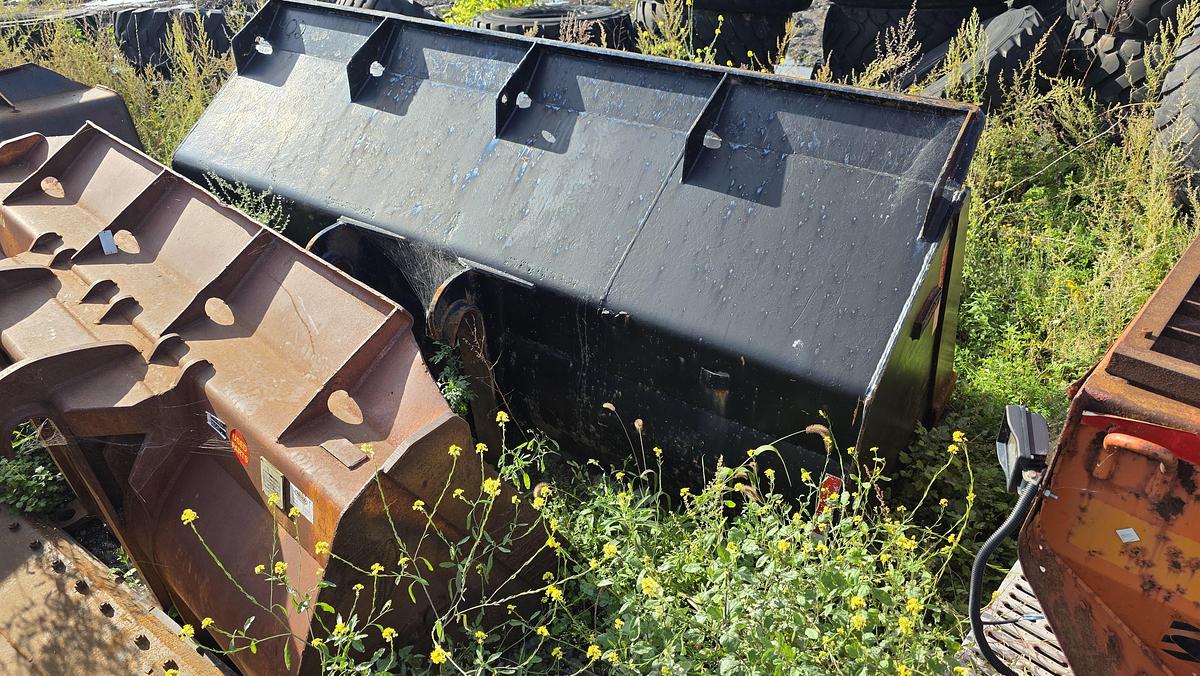 Used 132 inch Caterpillar Bucket