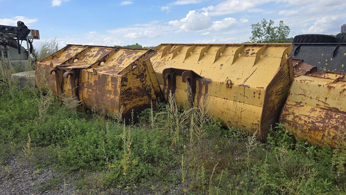Used 132 inch Caterpillar Bucket