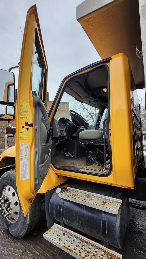 Used 2002 International 7400