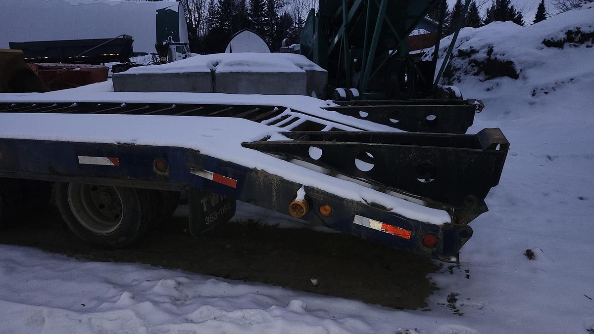 Used 2004 Landoll 3 axles / 24 + 5 feet