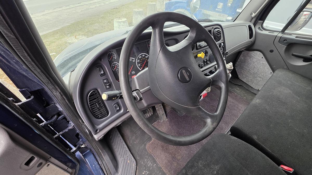 Used 2016 Freightliner Cube 22 feet