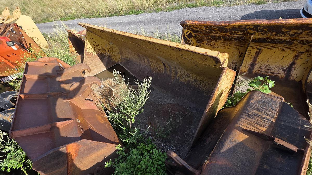 Used 132 inch Caterpillar Bucket