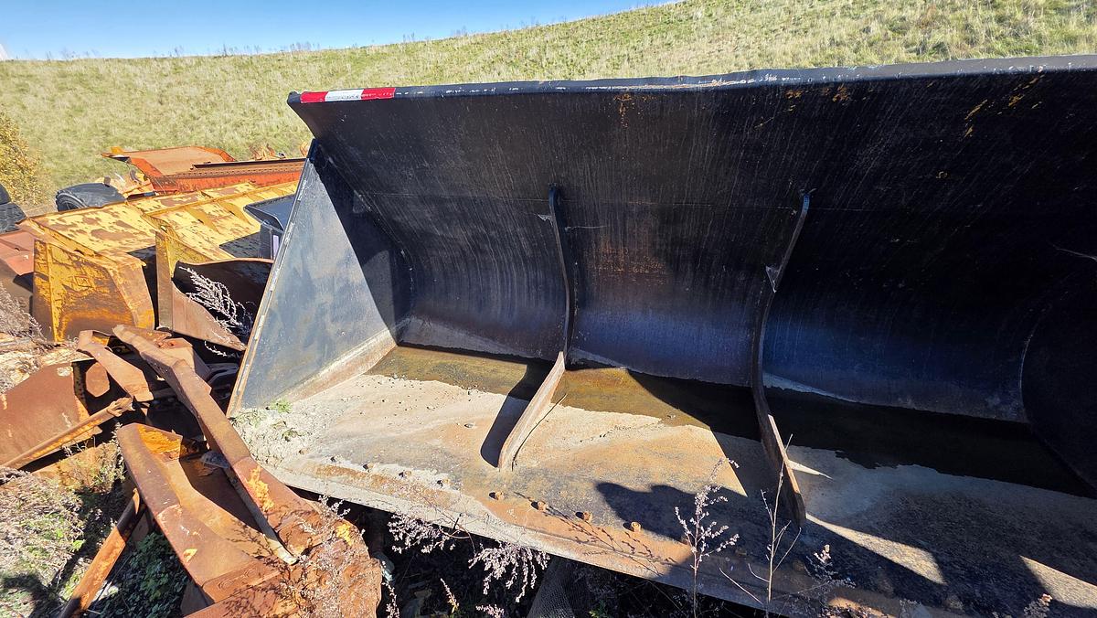 Used 132 inch Caterpillar Bucket