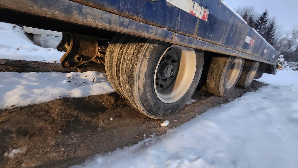 Used 2004 Landoll 3 axles / 24 + 5 feet